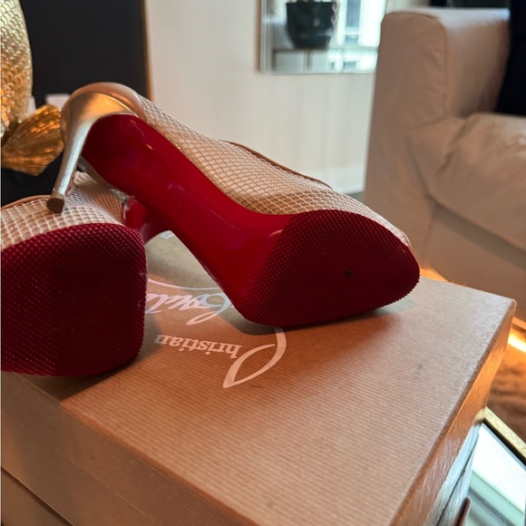 Christian Louboutin Very Rete Gold
Tan Mesh Peep Toe Pump size 38 - Picture 3 of 8